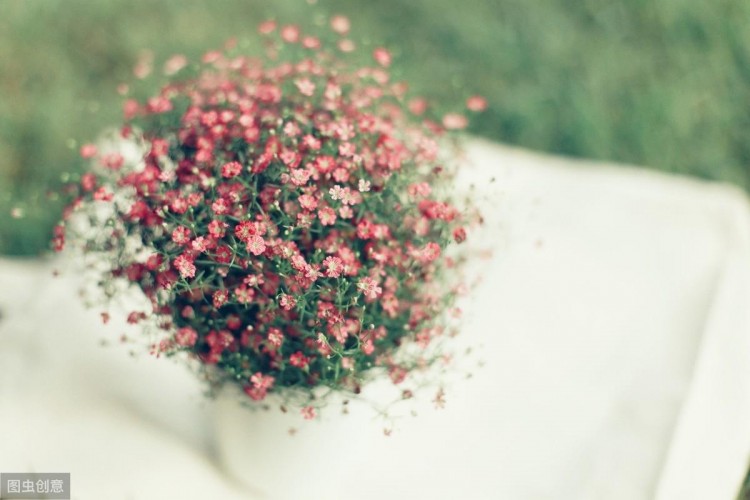 20个伤感爱情句子：一删微信便是永别愿你天黑有灯下雨有伞